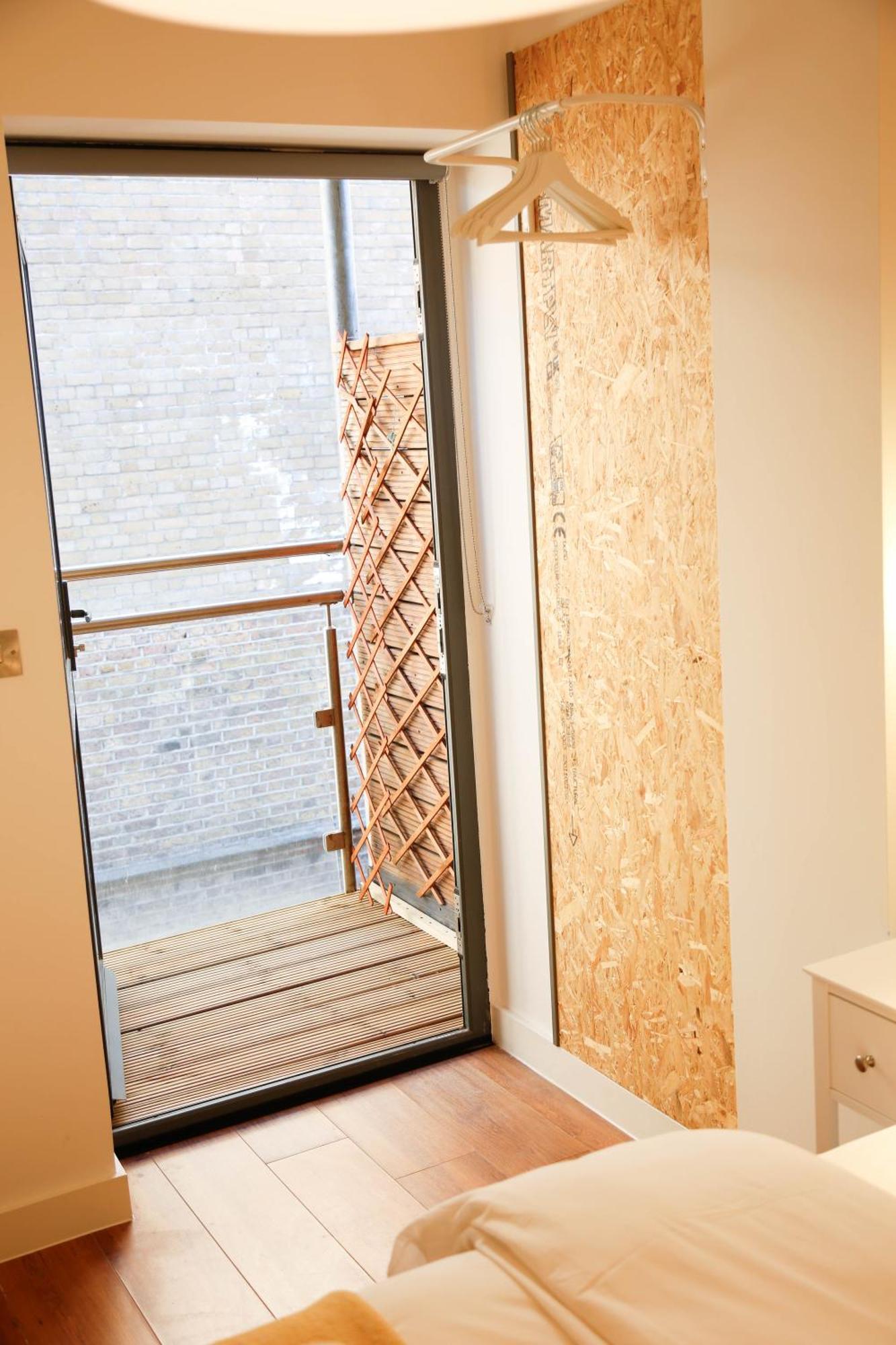 New Luxury In The Heart Of Next To Shops, Cafes, Bars & Metro With Shared Bathrooms Habitación en casa particular *