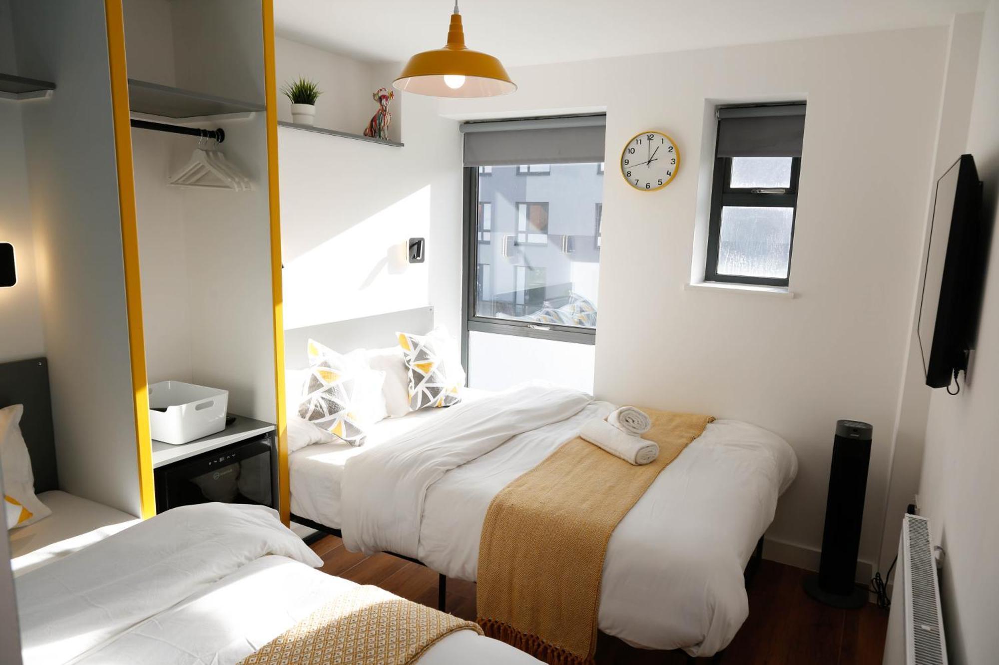 Habitación en casa particular New Luxury In The Heart Of Next To Shops, Cafes, Bars & Metro With Shared Bathrooms Londres