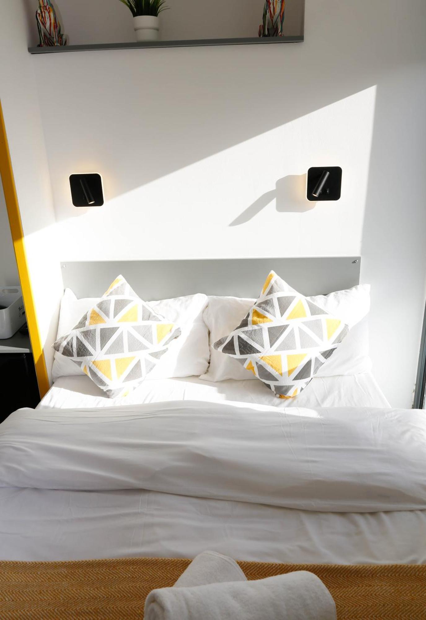 Habitación en casa particular New Luxury In The Heart Of Next To Shops, Cafes, Bars & Metro With Shared Bathrooms Londres