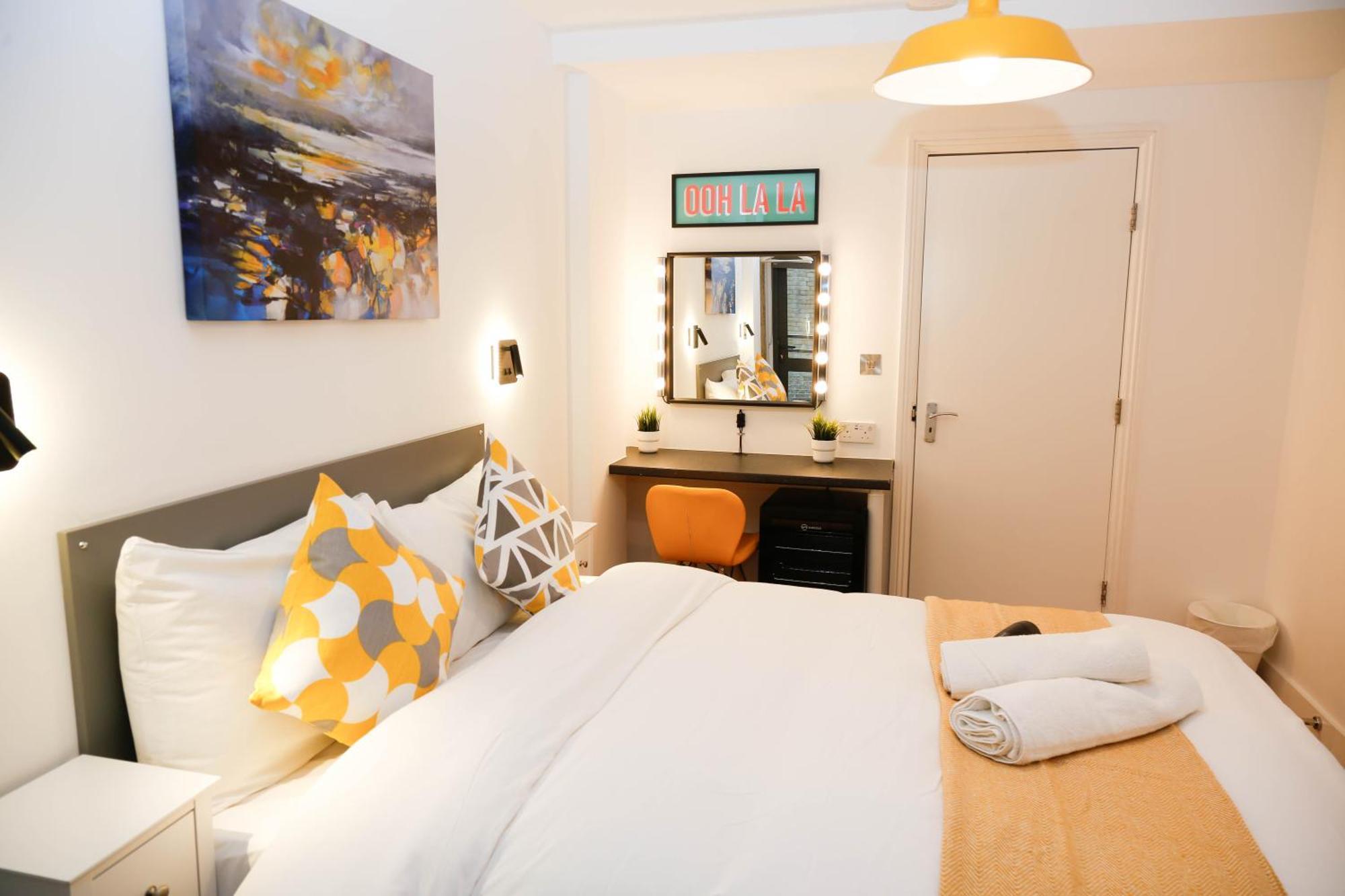 Habitación en casa particular New Luxury In The Heart Of Next To Shops, Cafes, Bars & Metro With Shared Bathrooms Londres