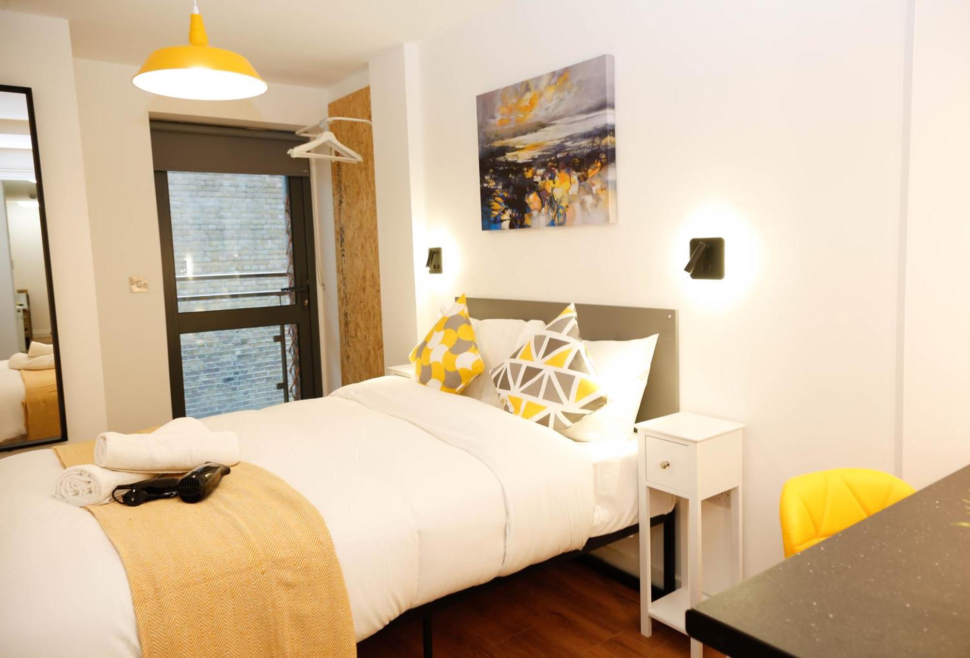 Habitación en casa particular New Luxury In The Heart Of Next To Shops, Cafes, Bars & Metro With Shared Bathrooms Londres