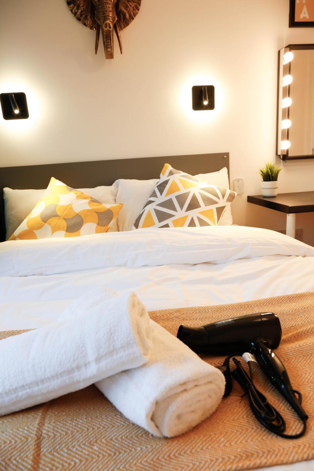 New Luxury In The Heart Of Next To Shops, Cafes, Bars & Metro With Shared Bathrooms Habitación en casa particular Londres