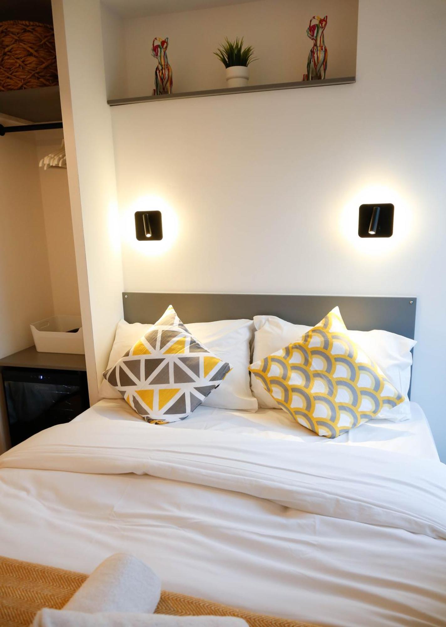 Habitación en casa particular New Luxury In The Heart Of Next To Shops, Cafes, Bars & Metro With Shared Bathrooms Londres