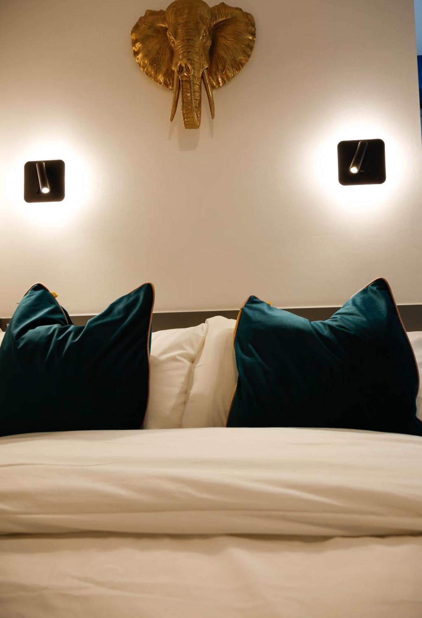 New Luxury In The Heart Of Next To Shops, Cafes, Bars & Metro With Shared Bathrooms Habitación en casa particular