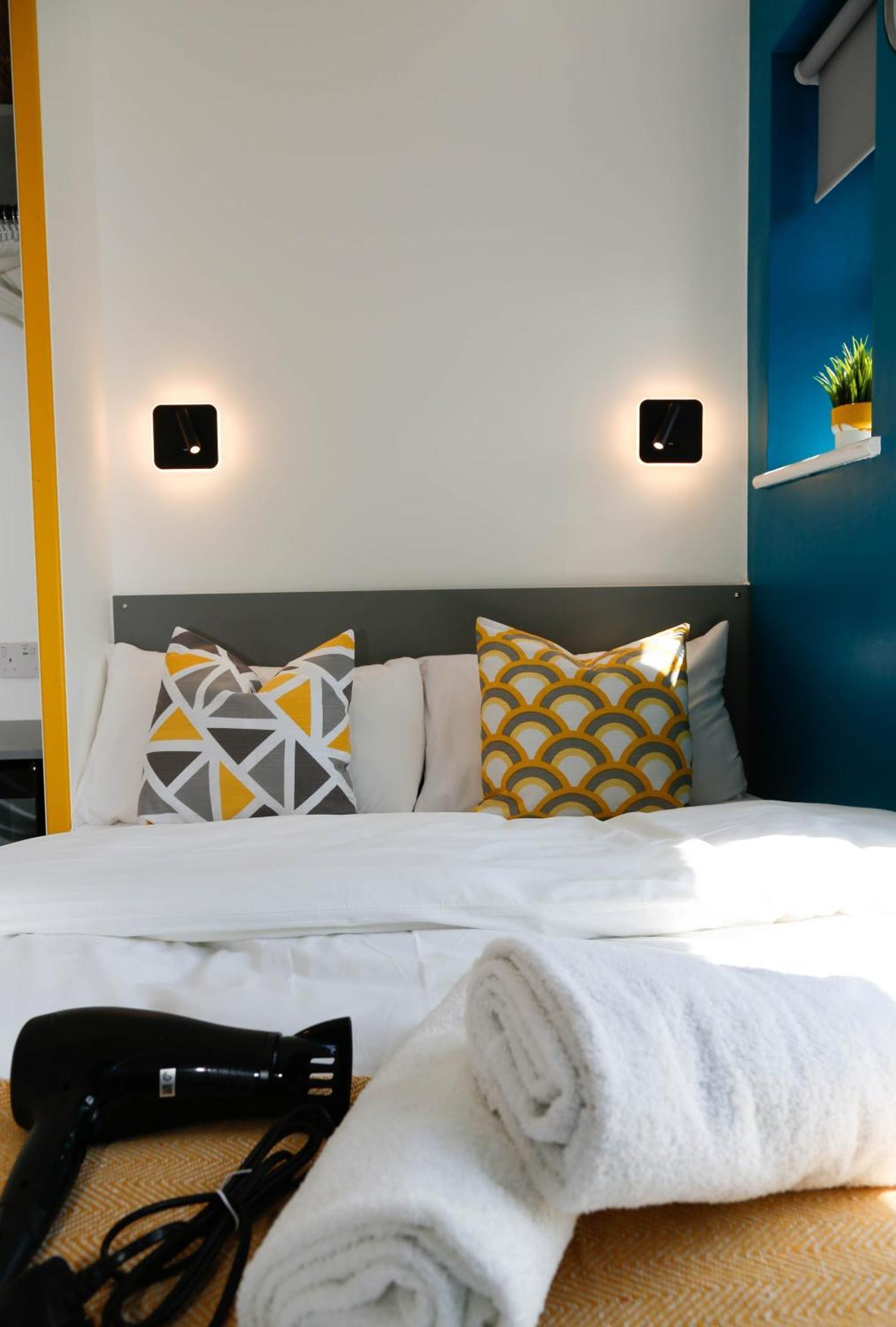 New Luxury In The Heart Of Next To Shops, Cafes, Bars & Metro With Shared Bathrooms Habitación en casa particular *