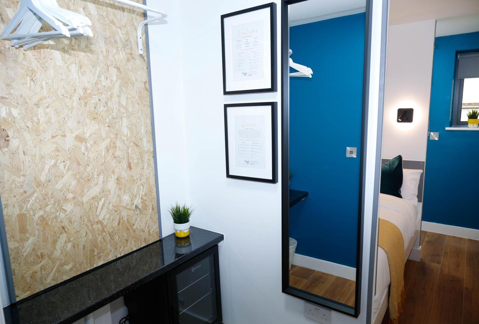 Habitación en casa particular New Luxury In The Heart Of Next To Shops, Cafes, Bars & Metro With Shared Bathrooms Londres