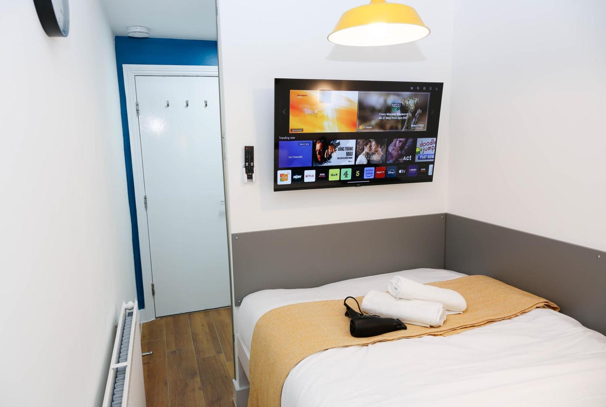 New Luxury In The Heart Of Next To Shops, Cafes, Bars & Metro With Shared Bathrooms Habitación en casa particular Londres