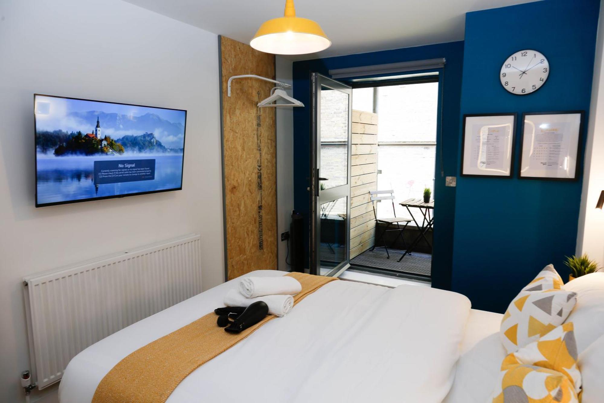 Habitación en casa particular New Luxury In The Heart Of Next To Shops, Cafes, Bars & Metro With Shared Bathrooms Londres