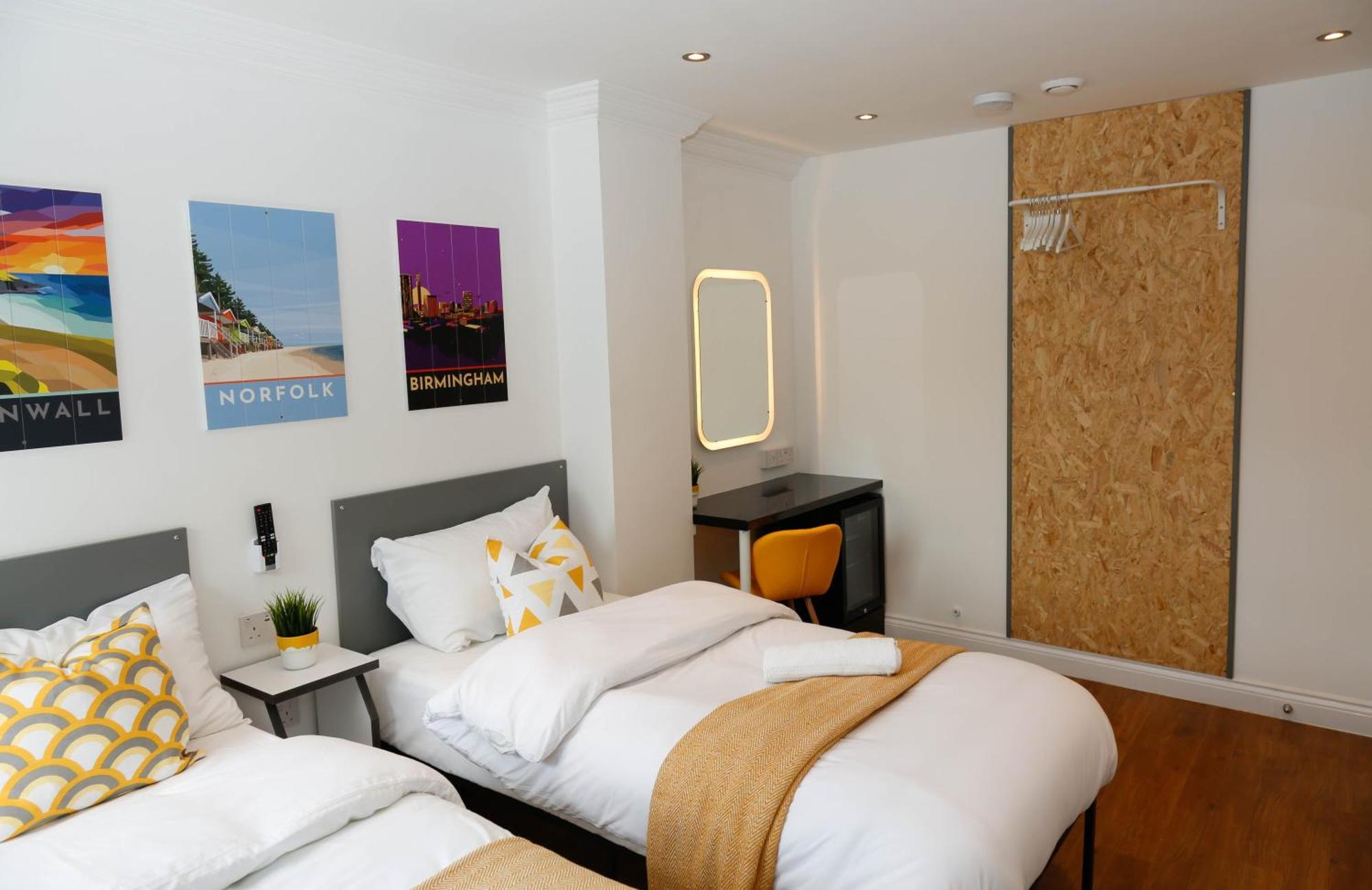 Habitación en casa particular New Luxury In The Heart Of Next To Shops, Cafes, Bars & Metro With Shared Bathrooms Londres