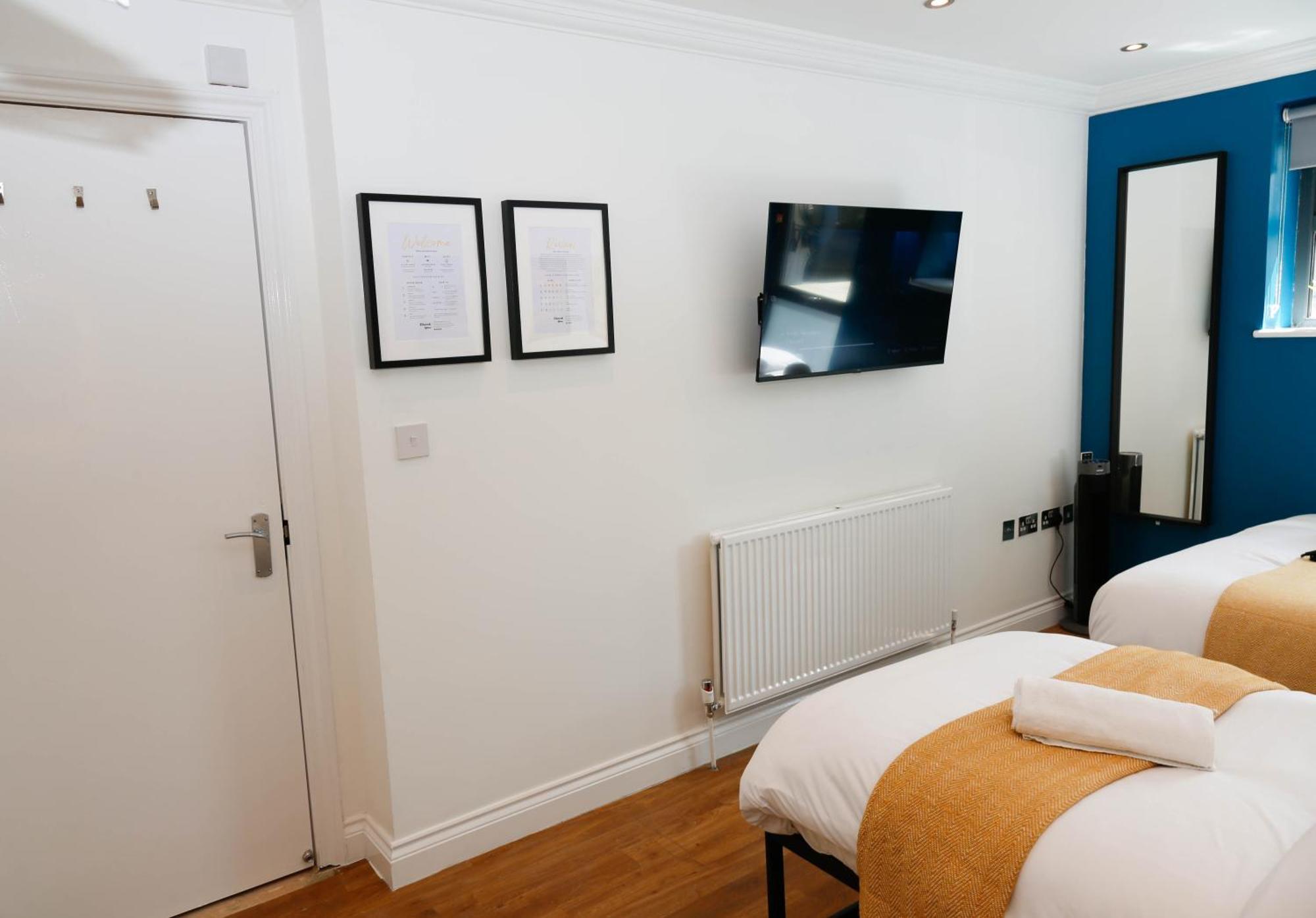 New Luxury In The Heart Of Next To Shops, Cafes, Bars & Metro With Shared Bathrooms Habitación en casa particular