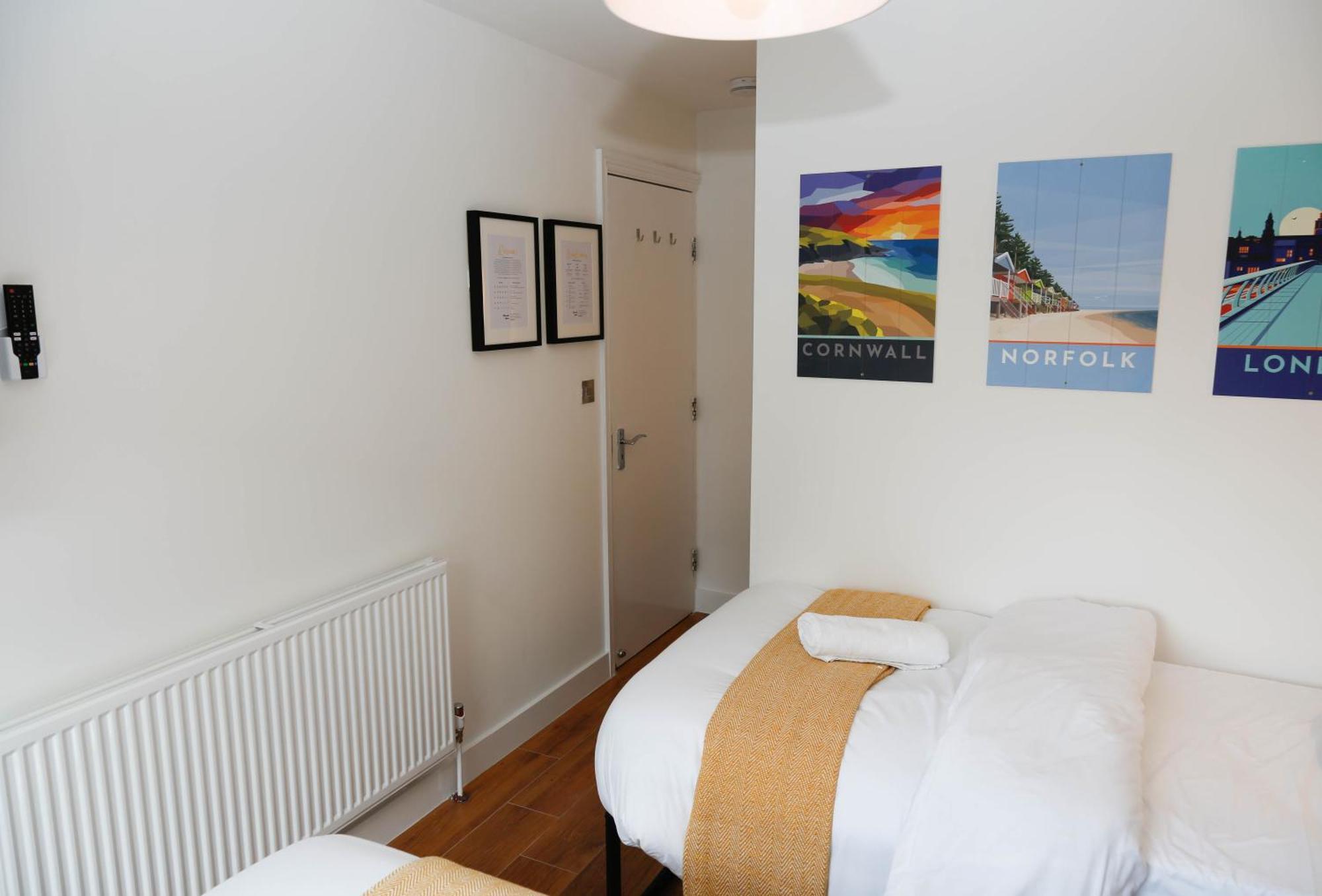 Habitación en casa particular New Luxury In The Heart Of Next To Shops, Cafes, Bars & Metro With Shared Bathrooms Londres