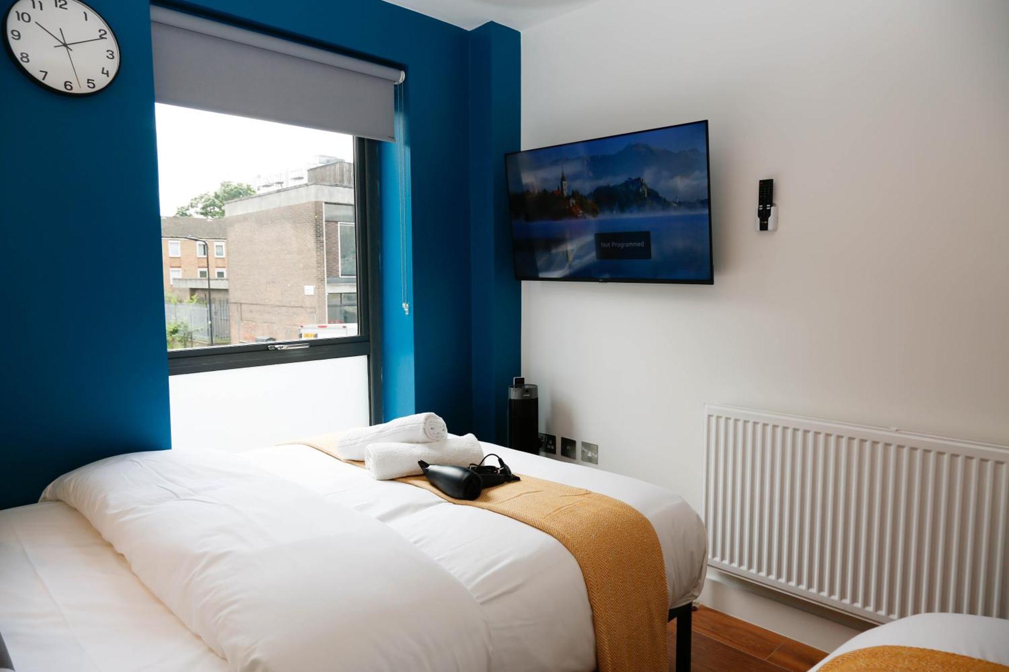 Habitación en casa particular New Luxury In The Heart Of Next To Shops, Cafes, Bars & Metro With Shared Bathrooms Londres